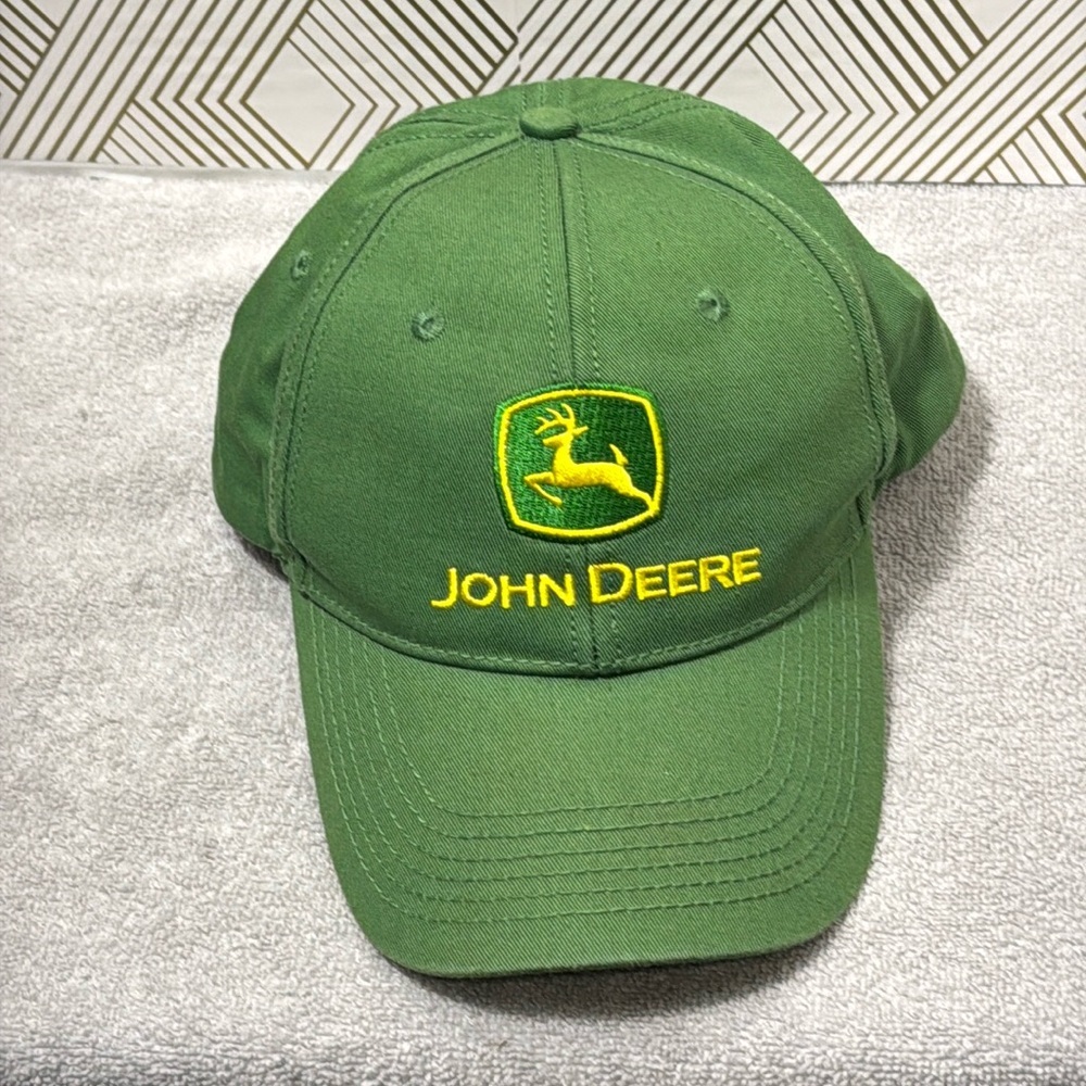 John Deere hat  green in great condition‎